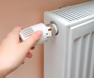 Kup w Biedronce lub Lidlu za 4 zl i włóż za grzejnik. Dzięki temu kaloryfery będą dawać więcej ciepła. Sposób na dogrzanie mieszkania