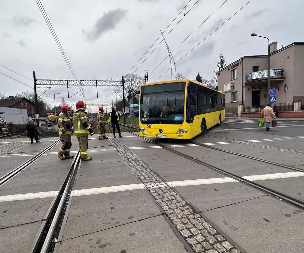 Katowice: autobus ZTM uszkodził szlaban kolejowy. Kierowca nie wyrobił na zakręcie