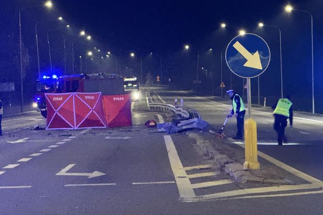 Tragiczny wypadek na Mazowszu. Karetka na sygnale dachowała w rowie. Jeden ratownik zginął na miejscu