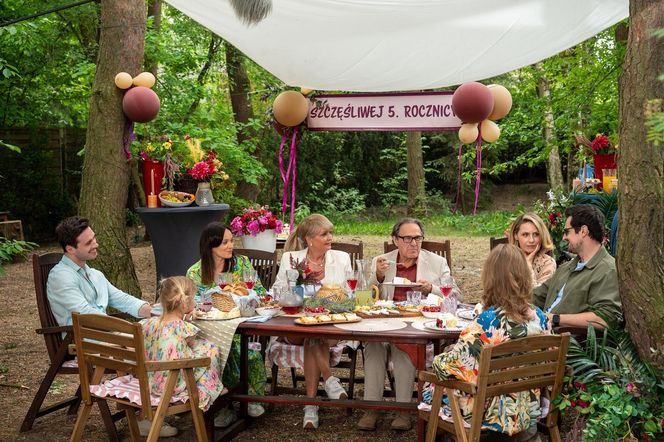 Barwy szczęścia, odcinek 3069. Lea (Lena Sobota), Cezary (Marcel Opaliński), Natalia (Maria Dejmek), Małgorzata (Adrianna Biedrzyńska), Jerzy (Bronisław Wrocławski), Malwina (Joanna Gleń), Herman (Maciej Raniszewski), Emilka (Jessica Frankiewicz)