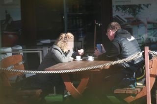 Dżentelmen Czesław Michniewicz. Śnieżnobiałe skarpety i kawa dla żony. Duża galeria zdjęć