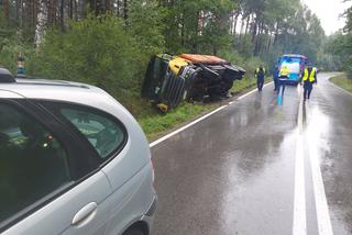 Ciężarówka w rowie, niebezpieczna kolizja między Mircem a Wąchockiem