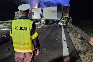 Śmiertelny wypadek na DK 74 pod Wieluniem. Kierowca mazdy zderzył się z tirem i spłonął [ZDJĘCIA].