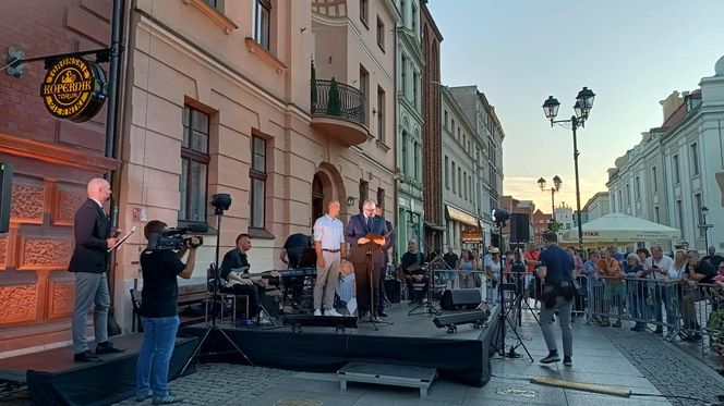 Mirosław Ziętarski z Katarzynką w Piernikowej Alei Gwiazd