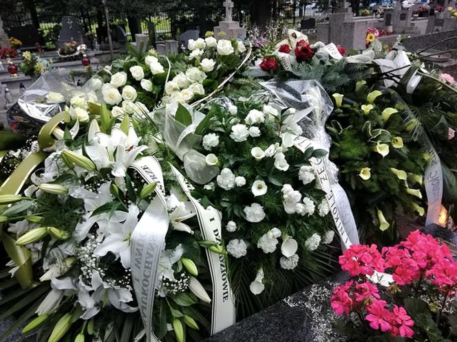Tragedia w Salisbury. Zamordowane kobiety pochowane w Tarnowie. Grobu nie widać spod kwiatów