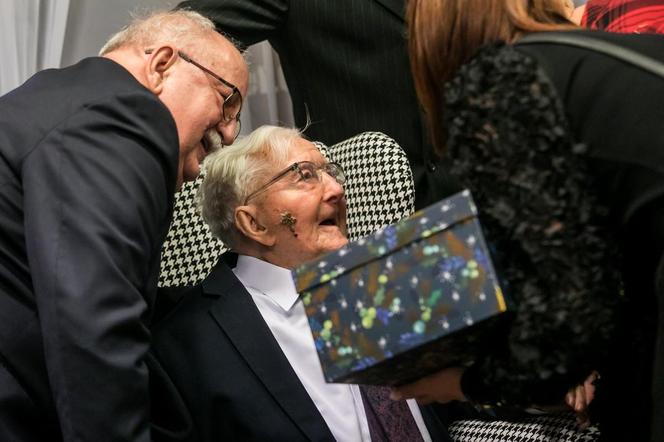 Walczył w II wojnie światowej i uciekał przez wiele lat. Życie pana Edwarda to gotowy scenariusz na film! [ZDJĘCIA]