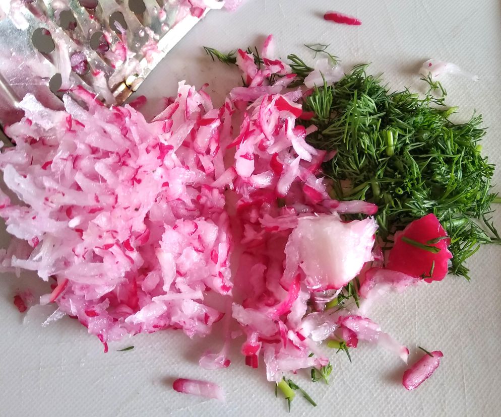 Najprostsza surówka z rzodkiewki – chrupiący hit na talerzu