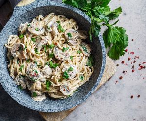 Biorę makaron, pieczarki i ten ser. W 15 minut robię pyszny i aromatyczny obiad dla całej rodziny 