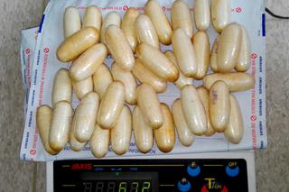 1,5 kg heroiny przyleciało w brzuchu z Zambii