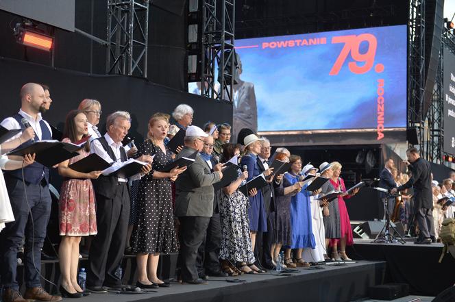 Warszawa śpiewała dla powstańców. "Jesteście naszą dumą!"