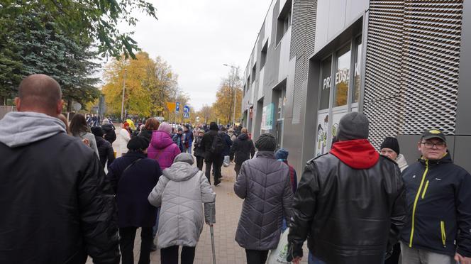 Tłumy na cmentarzu przy ul. Poprzecznej. Olsztynianie odwiedzają groby bliskich [ZDJĘCIA]