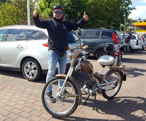 Fani starych polskich motorowerów z Bzyk Raider ze Swarzędza zrobili sobie postój w Lesznie