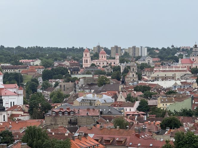 Doskonale widać z niej wileńską starówkę oraz zabytki