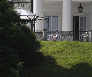 Kasia Nawrocka czuje się już w Belwederze jak u siebie! Przemieszcza się na rowerku!