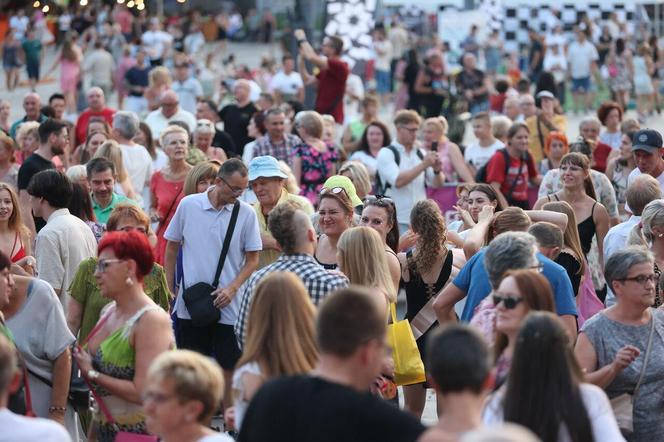 Potańcówka pod Teatrem Śląskim w Katowicach. Tłumy wręcz oszalały ZDJĘCIA