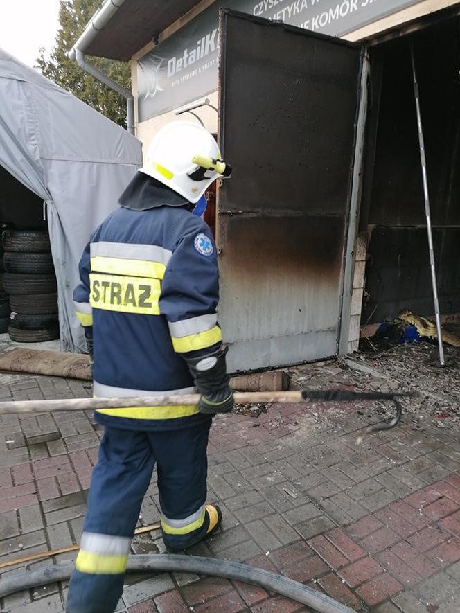 Pożar w garażu mechanika w Przeworsku. Spłonęło auto i wyposażenie [ZDJĘCIA]