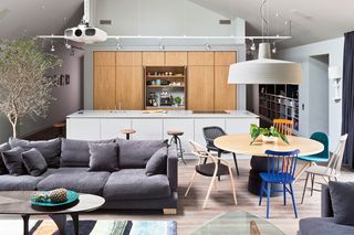 Lampa nad stołem w salonie - jaką wybrać? Na co zwrócić uwagę? Kupujemy lampy do salonu
