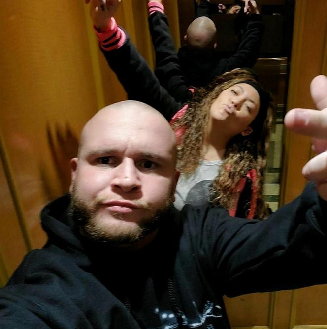 Zamordował ciężarną żonę, ranił córeczki, bo chciał syna