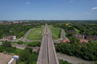 Bytom. Wiadukt na al. Jana Pawła II w fatalnym stanie. Drogowcy zamykają jezdnię