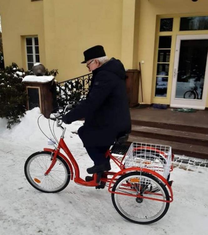 Lech Wałęsa na rowerze