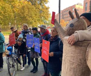 Protest nauczycieli w Krakowie. Napisali „kartki do Czarnka” i żądali odwołania kurator Nowak