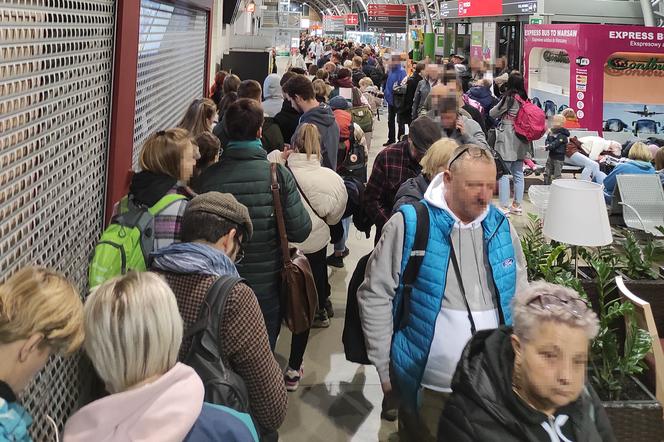 Warszawa. Paraliż na lotnisku w Modlinie. Gigantyczne kolejki do odprawy