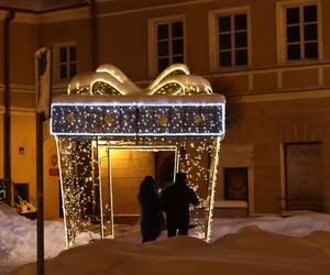 Lublin wieczorową porą. W mieście świąteczne ozdoby i hałdy śniegu. Zobacz zdjęcia!