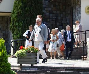 Lech Wałęsa wyszedł ze szpitala. Swoje kroki skierował do kościoła