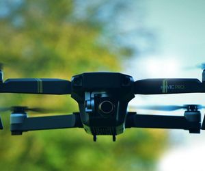 Alarm nad Bałtykiem! Zakłócenia GPS paraliżują region – drony spadają. Co się dzieje?!