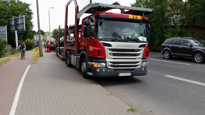 Groźne zderzenie samochodu ciężarowego z osobówką na Kamiennej w Bydgoszczy [ZDJĘCIA]