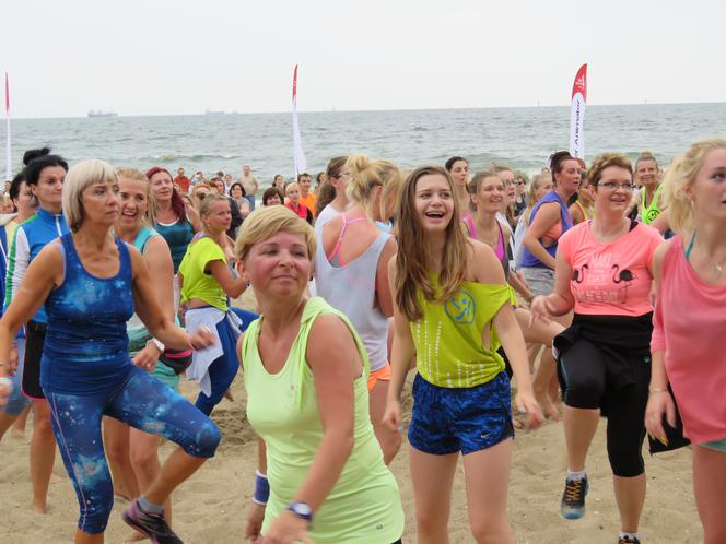 Niedzielny maraton zumby na plaży w Brzeźnie