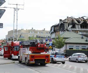 Blok przy ul. Powstańców w Ząbkach po pożarze