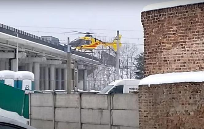 Niesamowity wyczyn pilota LPR! Zawisł pod wiaduktem autostradowym 