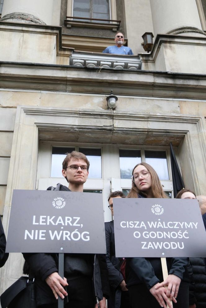   Razem przeciw przemocy. Medycy protestują w Warszawie