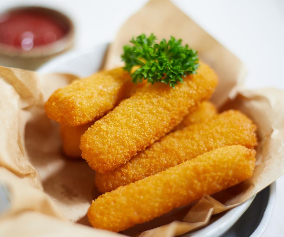 Różowe paluszki rybne to prawdziwy hit. Cała rodzina będzie się nimi zajadać