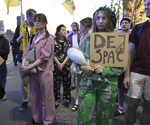 Przeszli przez Warszawę w piżamach i kapciach. Krzyczeli Chcemy spać!