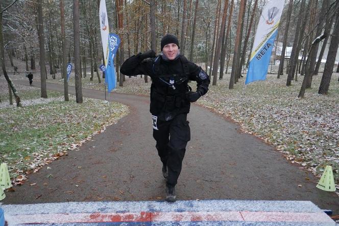 Policjant z Koszalina na mecie Maratonu Komandosa