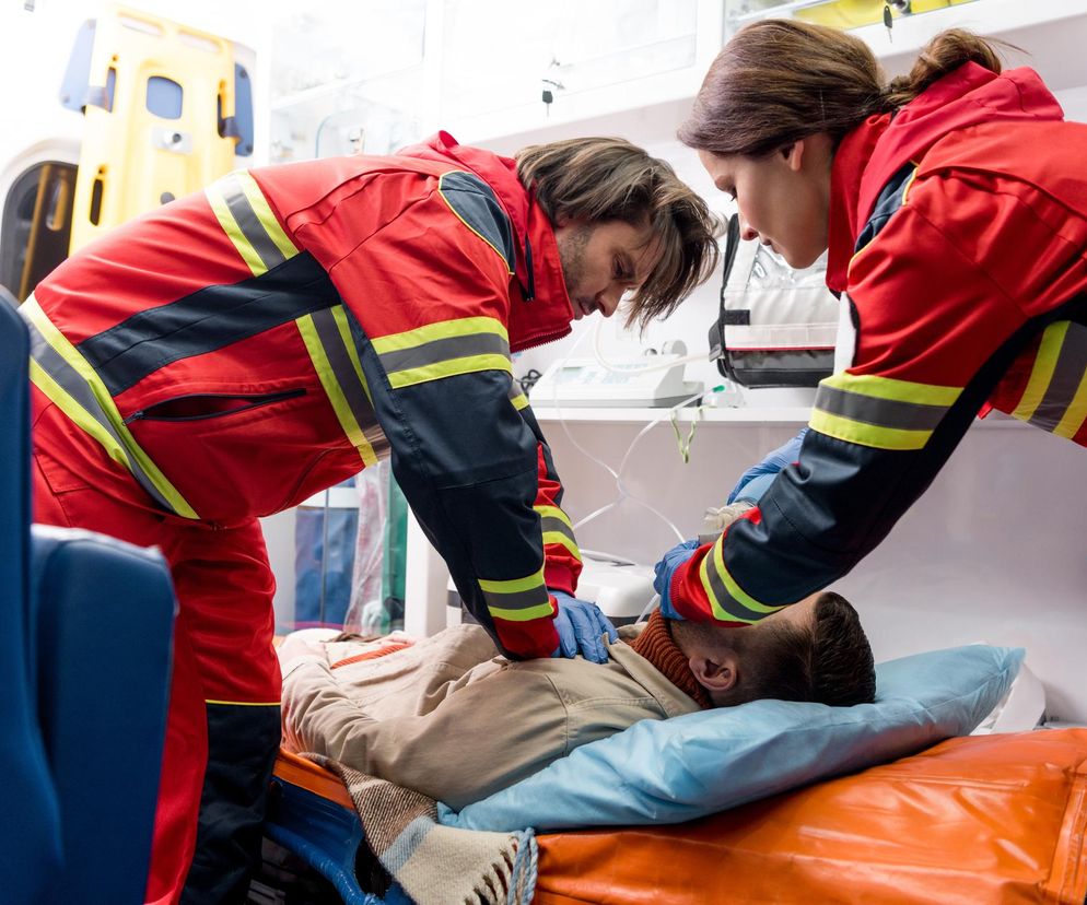 Na sygnale, odc. 703: Tajemniczy przypadek krwotoku. Ratownicy nie mają łatwego zadania