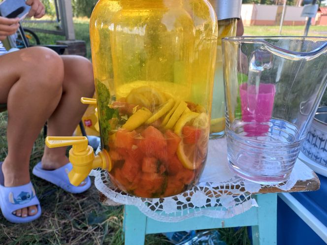 Komu lemoniadę na ochłodę? Sympatyczna akcja dzieci w Lesznie