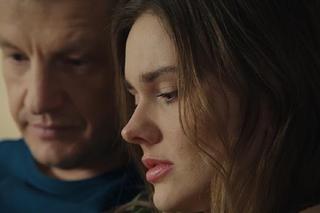 M jak miłość odc. 1735 po wakacjach. Franka (Dominika Kachlik), Paweł (Rafał Mroczek)