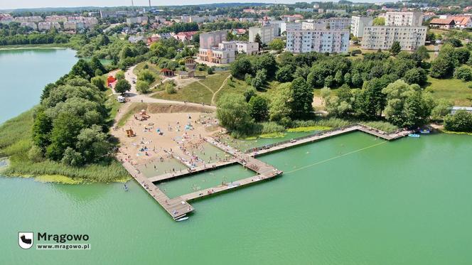 Ogromny pomost i piaszczysta plaża. To miejsce na Mazurach przyciąga tłumy turystów. Zobacz zdjęcia