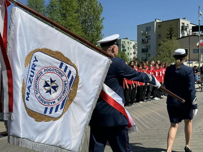 W Giżycku ruszył sezon letni. Kiermasz, rękodzieło i… pływający czołg [ZDJĘCIA]