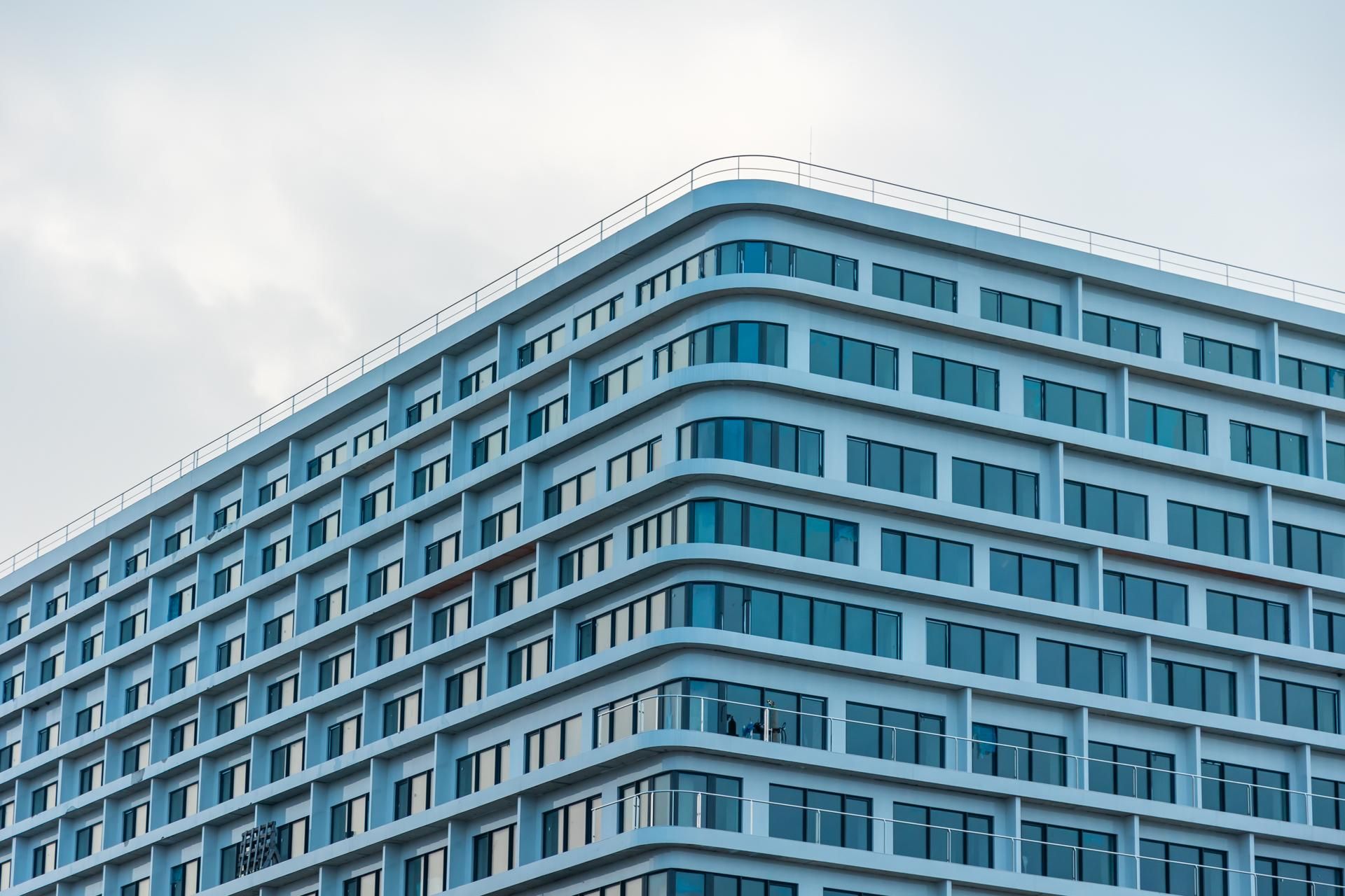 Hotel Gołębiewski w Pobierowie przypomina z daleka ogromny okręt pasażerski