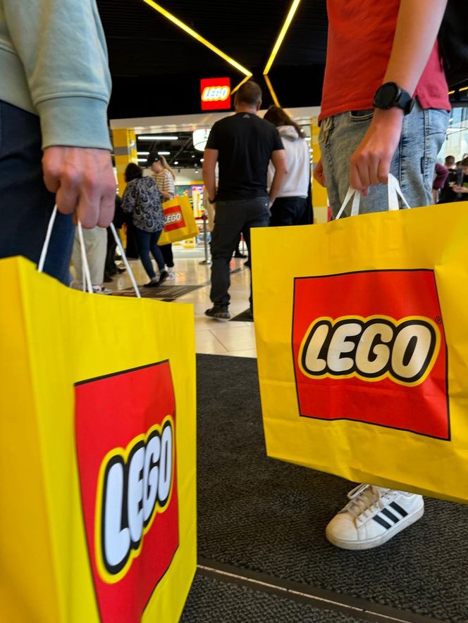 Gigantyczne kolejki na otwarciu Lego Store w Galerii Katowickiej. Klienci wpuszczani pojedynczo