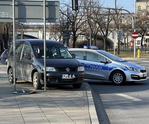 Kolizja zablokowała ruch na skrzyżowaniu. W rozpędzony radiowóz uderzył drugi samochód