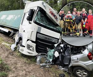 Dramat na dk 62 pod Wyszkowem. Trzy osoby zakleszczone w aucie, wśród rannych 14-latka