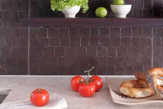 	Ściana nad blatem wykończona kamieniem: elegancka i ekskluzywana kuchnia