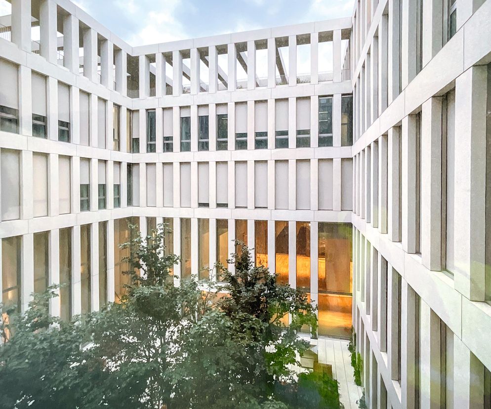 16 | Kubatura budynku została rozbita na mniejsze fragmenty doświetlone przez wewnętrzne patia. Kraty elewacji zatracają swój rygorystyczny rysunek dzięki wprowadzonym perforacjom, zastosowaniu ruchomych rolet i obecności zieleni