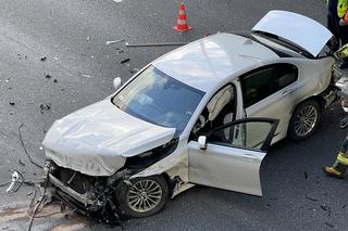 Gigantyczny korek na S8 w kierunku Poznania. BMW huknęło w barierki