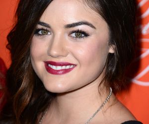 Lucy Hale jako Aria 
